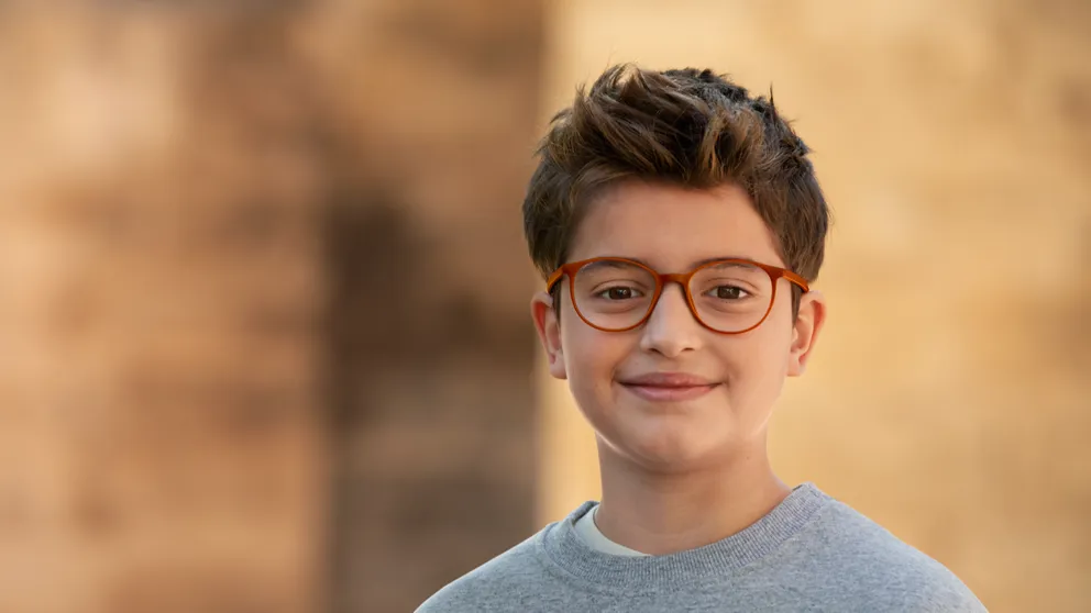 Un jeune garçon portant ses lunettes MiYOSMART.
